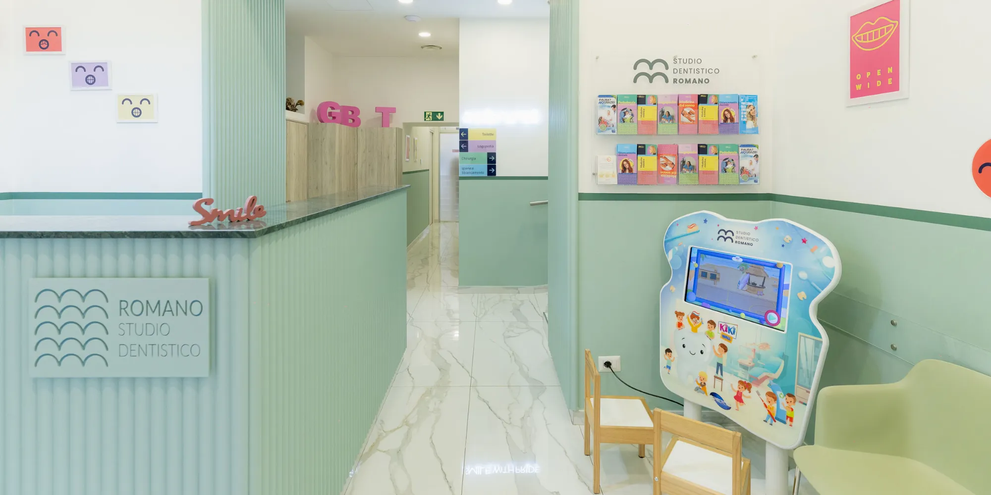 Angolo d'attesa per bambini con gioco interattivo e libri