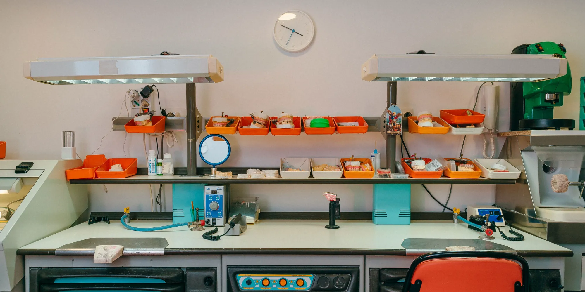 Laboratorio odontotecnico con i banchi di lavoro