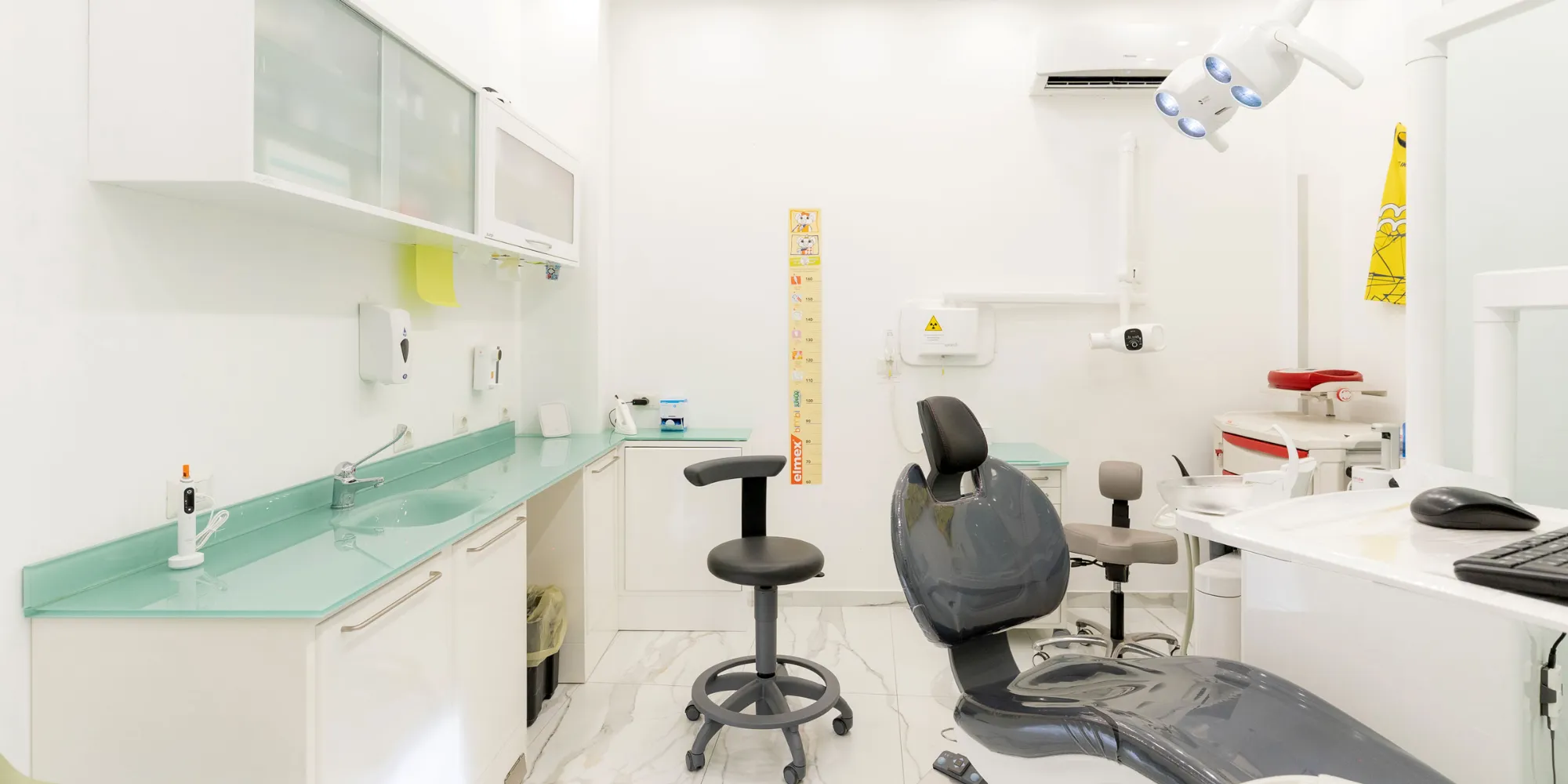 Sala di pedodonzia con la poltrona per bambine e bambini